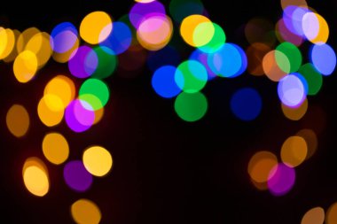 Karanlık bir arka planda noel ışıklarının odak noktasını bozması