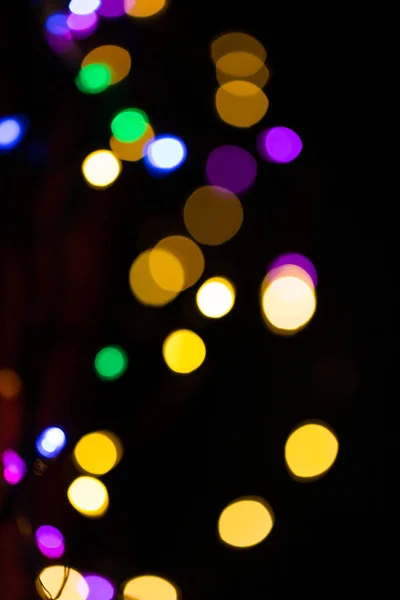 Kerstmis Veelkleurige Lichten Defocus Een Donkere Achtergrond — Stockfoto