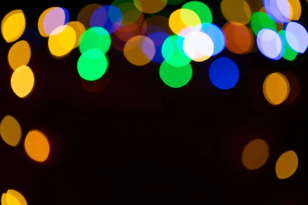 Kerstmis Veelkleurige Lichten Defocus Een Donkere Achtergrond — Stockfoto