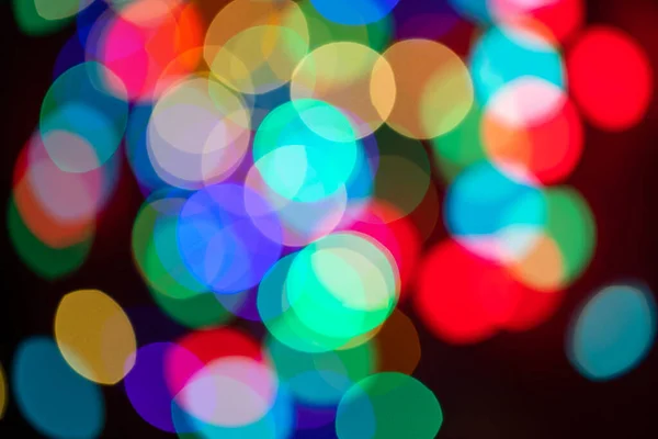 Kerstmis Veelkleurige Lichten Defocus Een Donkere Achtergrond — Stockfoto