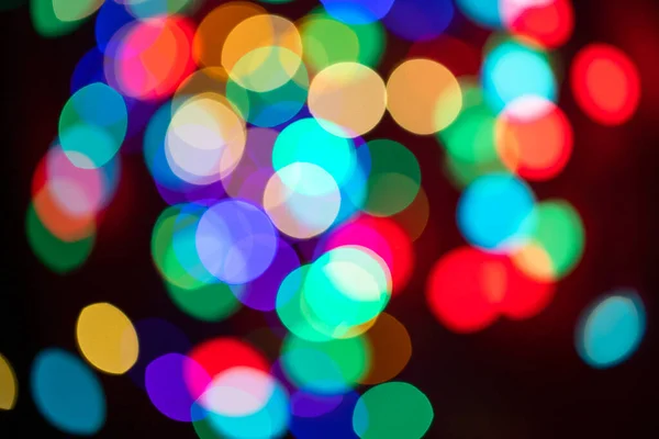 Kerstmis Veelkleurige Lichten Defocus Een Donkere Achtergrond — Stockfoto