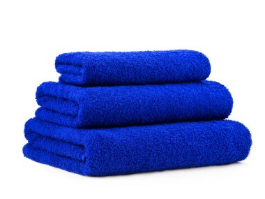 düz renkli pamuk havlular, piramide katlanmış, beyaz bir arkaplanda izole edilmiş.