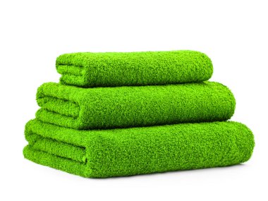 düz renkli pamuk havlular, piramide katlanmış, beyaz bir arkaplanda izole edilmiş.