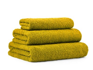 düz renkli pamuk havlular, piramide katlanmış, beyaz bir arkaplanda izole edilmiş.