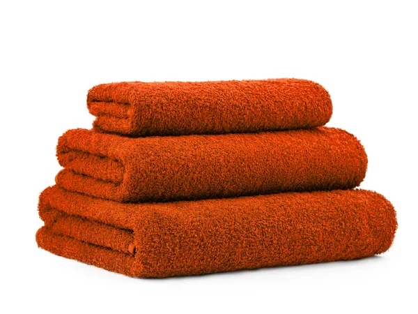 düz renkli pamuk havlular, piramide katlanmış, beyaz bir arkaplanda izole edilmiş.