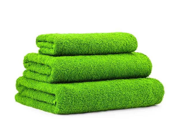düz renkli pamuk havlular, piramide katlanmış, beyaz bir arkaplanda izole edilmiş.