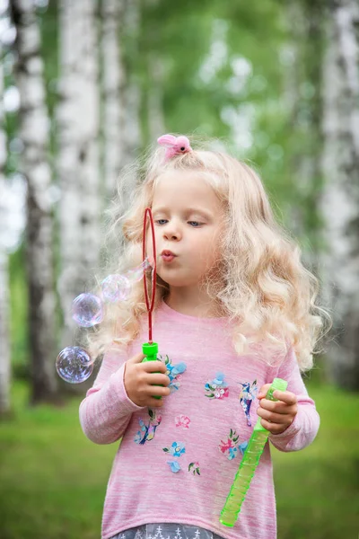Kleines Mädchen Mit Lockigem Blondem Haar Auf Einem Spaziergang Sommertag Stockbild