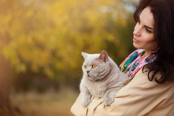 Uma Menina Caminha Através Parque Outono Com Gato Seus Braços — Fotografia de Stock