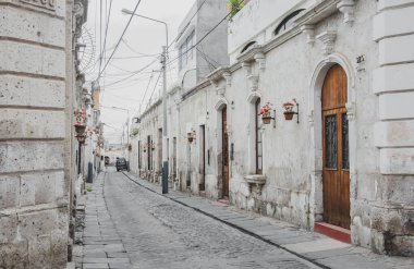 Arequipa, Per 'de dar sokakları, sömürge geçitleri ve kaldırımları olan şehir manzarası.