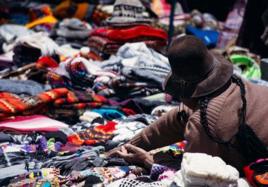 AREQUIPA, PERU - 19 Ocak 2018: Colca Valley, Peru 'da turistlere el işi ve el işi satan kimliği belirsiz Perulu kadın