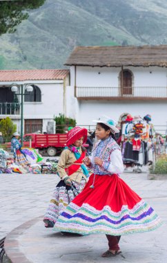 YANQUE, COLCA VALLEY, Peru - 20 HAZİRAN 2018: Perulu kız geleneksel kostüm danslarıyla Yanque, Peru 'da küçük bir köyde