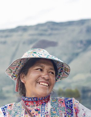 YANQUE, COLCA VALLEY, PERU - 20 HAZİRAN 2018: Geleneksel Colca köyü Yanque 'de gülen geleneksel giysileri olan kimliği belirsiz Perulu yerli kadına yakın çekim