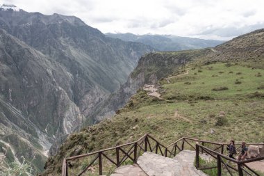 COLCA CANYON, PERU - 20 HAZİRAN 2018: Genç bir turist çifti Colca Canyon, Peru 'nun güzel manzaralı merdivenlerinden yukarı çıkıyor
