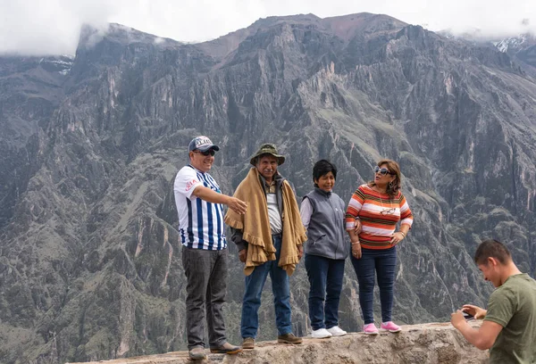 Colca Canyon Perú Enero 2018 Una Familia Peruana Turistas Posan —  Fotos de Stock