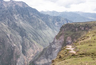 Colca Kanyonu 'nun güzel kayalık dağları ve Peru, Arequipa yakınlarındaki Cruz del Condor manzaralı Idyllic manzarası. Colca Nehri 70 km 'lik bir kanyon oluşturdu. Uzunluk, dünyanın en derinliği olmak.