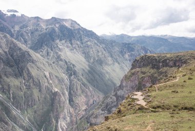 Colca Kanyonu 'nun güzel kayalık dağları ve Peru' nun Arequipa yakınlarındaki Cruz del Condor manzaralı panoramik manzarası. Colca Nehri 70 km 'lik bir kanyon oluşturdu. Uzunluk, dünyanın en derinliği olmak.