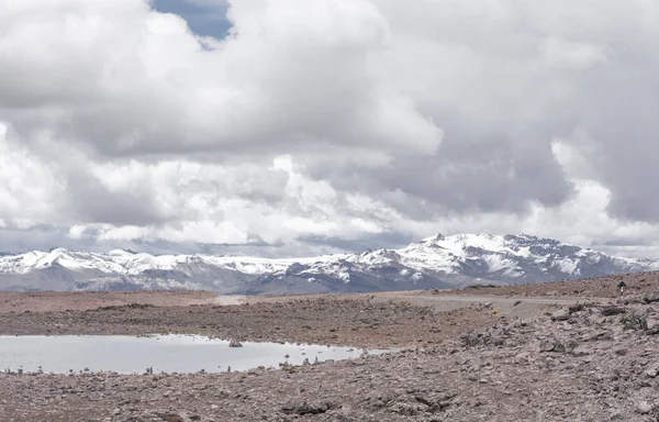 Prachtige Dorre Landschap Met Besneeuwde Bergen Bewolkte Lucht Salinas Aguada — Stockfoto