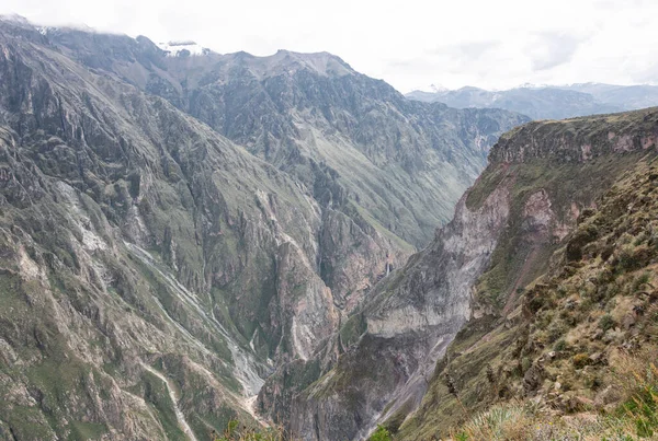 Paisaje Idílico Con Hermosas Montañas Rocosas Cielo Nublado Como Fondo — Foto de Stock