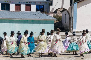 ISLA DEL SOL, BOLIVIA - 26 Temmuz 2016: Bir grup Bolivyalı kız geleneksel bir kutlamada tipik kostümler giyerek dans ediyor.