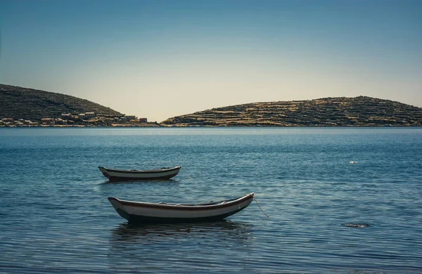 Beautiful Landscape Coast Titicaca Lake Two Boata Mountains Background Sunset — Stock Photo, Image