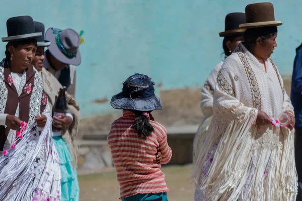 Isla Del Sol Bolivia Luglio 2016 Una Bambina Osserva Una — Foto Stock