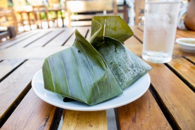 Köri ezmeli haşlanmış balık.