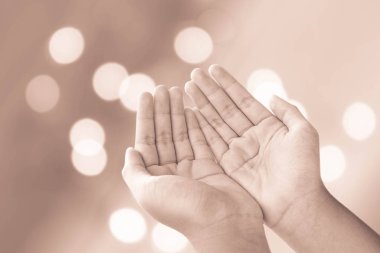 bulanık arka plan üzerinde avuç içi ile insan açık boş eller