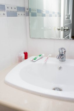 musluk, diş macunu, diş fırçası ve banyo aksesuarları 