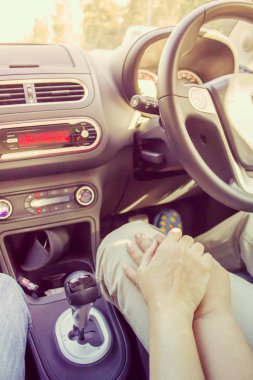 sevgi dolu çiftler el ele tutuşur 