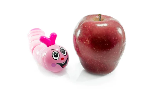 Maçã vermelha e verme rosa brinquedo — Fotografia de Stock