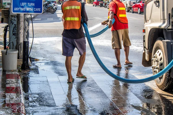 Overheidsmedewerker reiniging van de straat — Stockfoto