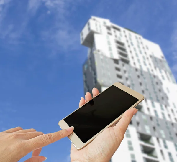 Hand holding smart phone — Stock Photo, Image