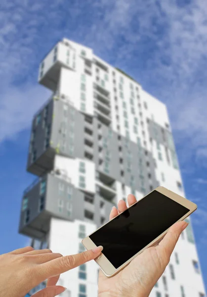 Hand holding smart phone — Stock Photo, Image