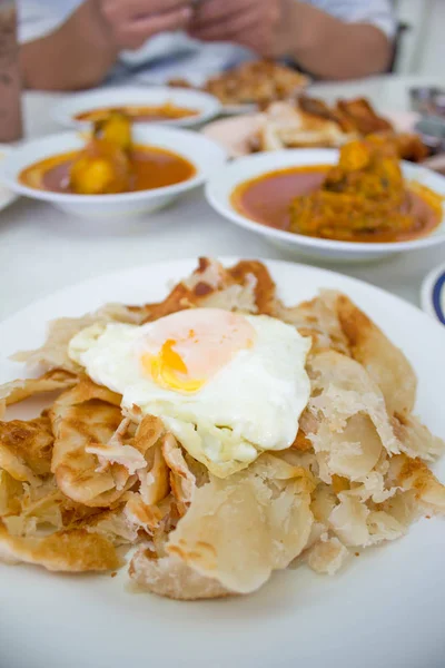 Roti canai com ovo e caril — Fotografia de Stock