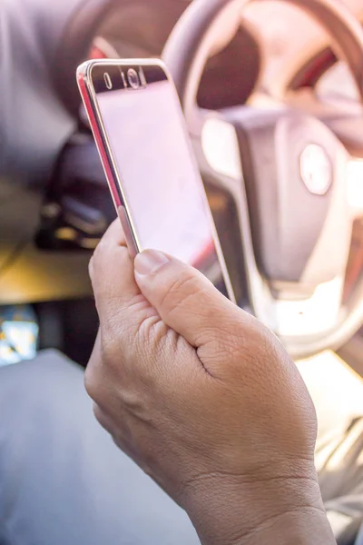 Man using mobile phone in car — Stock Photo, Image