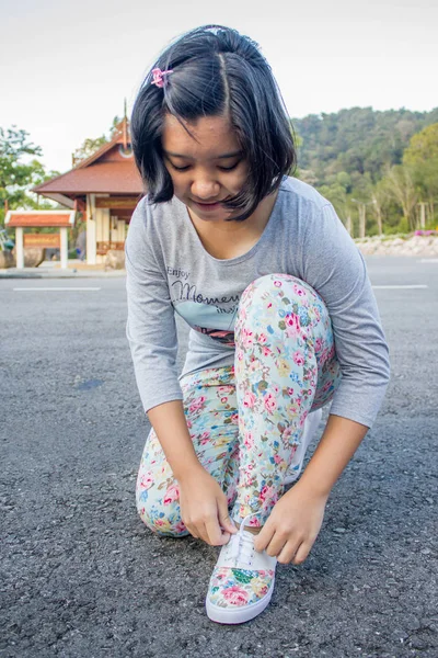 Gadis yang mengikat sepatu — Stok Foto