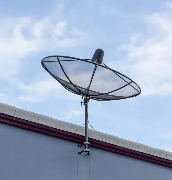 Anteny satelitarne na dachu domu — Zdjęcie stockowe