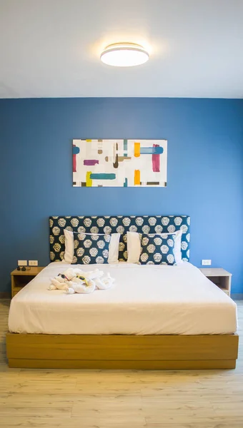 Dormitorio con pared azul y suelo de madera —  Fotos de Stock