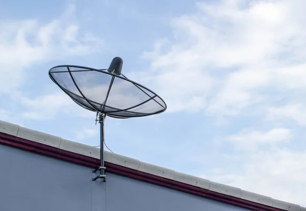 Satellitenschüssel auf dem Hausdach — Stockfoto