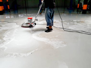 Temizlik işçisi yere 