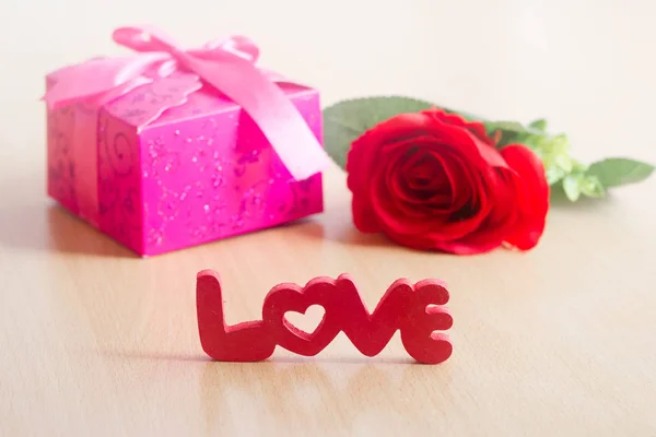 Aftelkalender voor Valentijnsdag concept met geschenk doos, letters "Love" en Red ro — Stockfoto