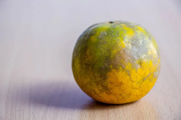 Натуральный апельсин на деревянном столе — стоковое фото
