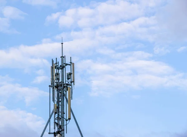 Antenna su sfondo cielo — Foto Stock