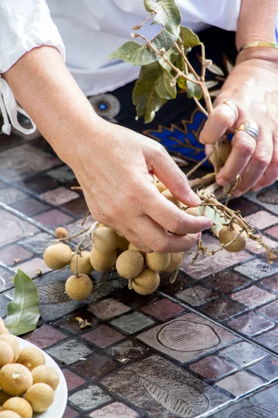 Mulher preparar longan para a placa — Fotografia de Stock