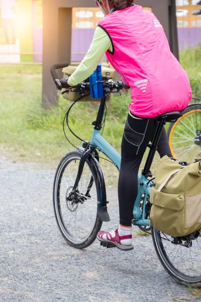 Vrouw Touring fiets rijder — Stockfoto