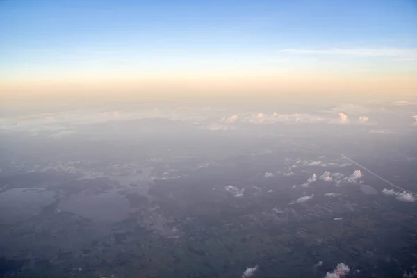 Céu olhar da janela do avião — Fotografia de Stock