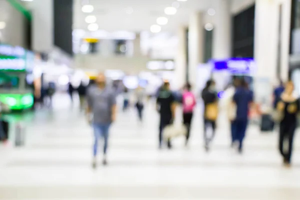 Verschwommene Menschen am Flughafen — Stockfoto