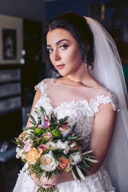 Büyük bir buket çiçek ile genç güzel gelin. Sabah gelin.