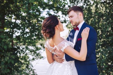 Nehir kıyısında bir genç gelin damat hugs