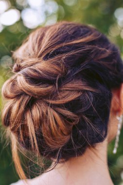 Kız arkadan basit saç modeli manzaralı